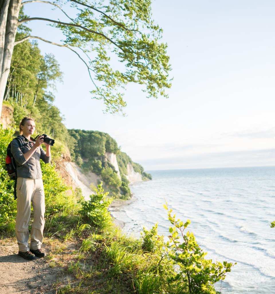 In harmony with nature: a journey of discovery along the high shore trail in the majestic Jasmund National Park, surrounded by the imposing chalk cliffs., © TMV/Roth