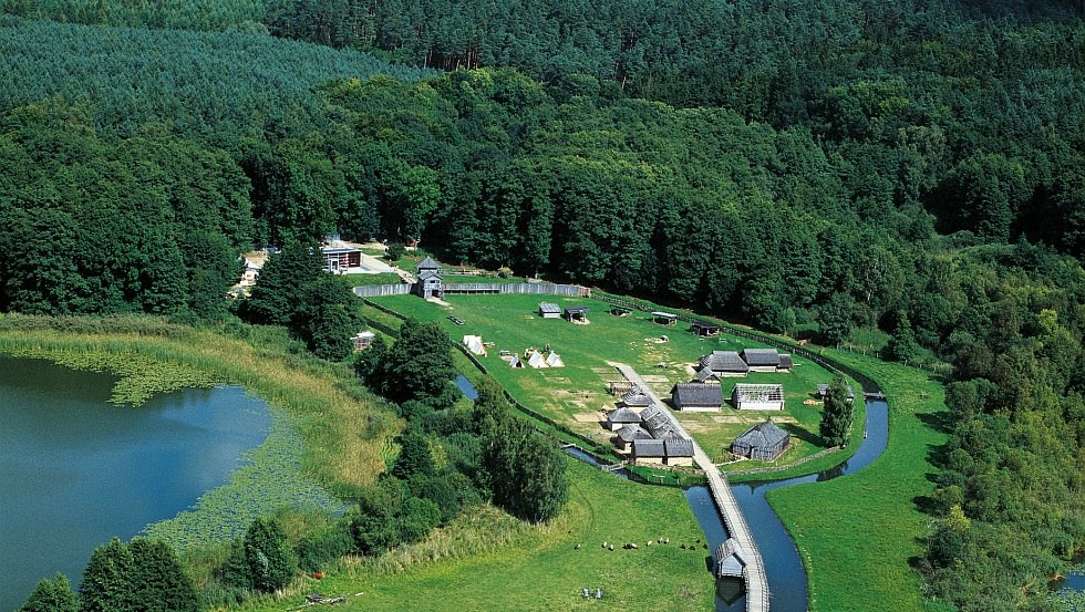 In het openluchtmuseum Groß Raden, te midden van de Sternberger meren, de cultuur van de Slavische stammen van dichtbij beleven, © TMV/Werk3