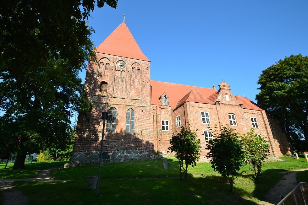 Protestantse kerk St Michael's in Sagard - dak met kruis., © Tourismuszentrale Rügen
