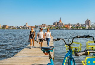 Vom Gehlsdorfer Ufer den Blick auf den Rostocker Stadthafen genießen, © TMV/Tiemann
