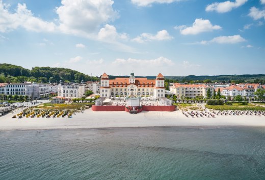 Hotel Kurhaus Binz op Rügen vanuit de lucht met uitzicht op het strand vanaf de zee