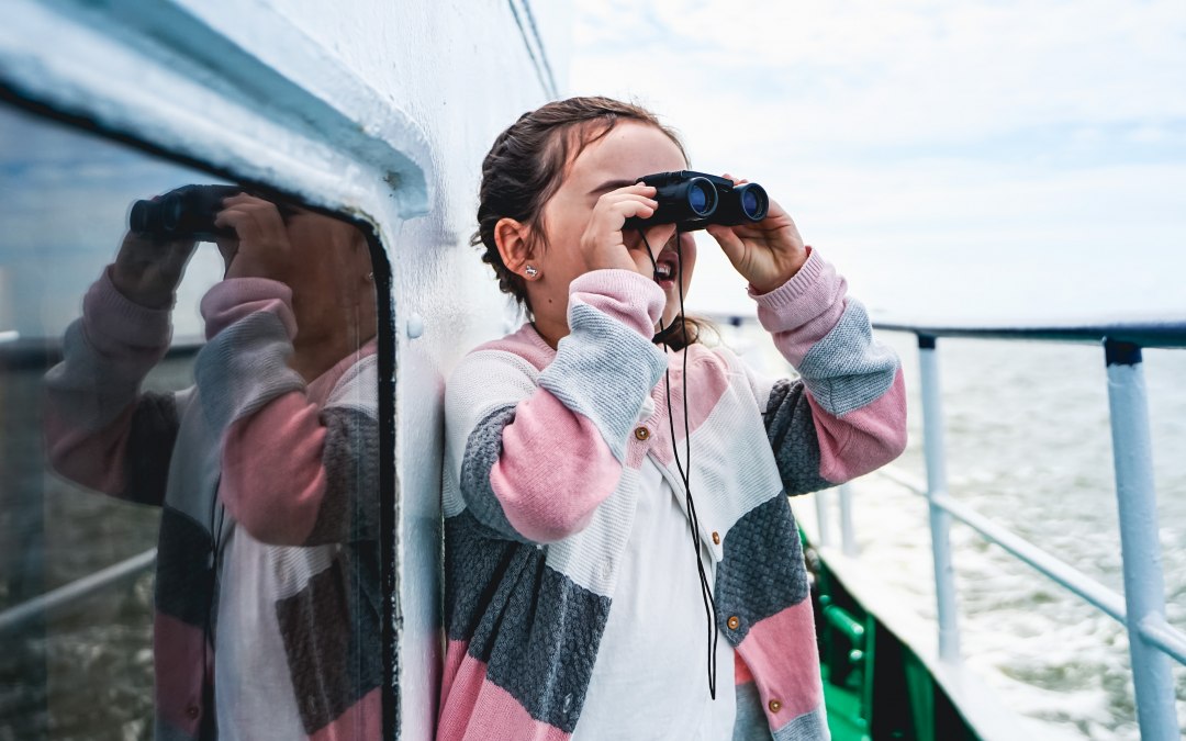 Dziewczyna z lornetką na pokładzie MS Seeadler, © Apollo GmbH Fahrgastreederei