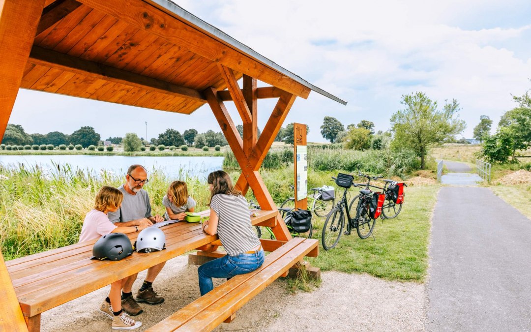 Even the fittest cyclists need a break. And in Mecklenburg, the next lake is always glistening in the background., © TMV/Tiemann