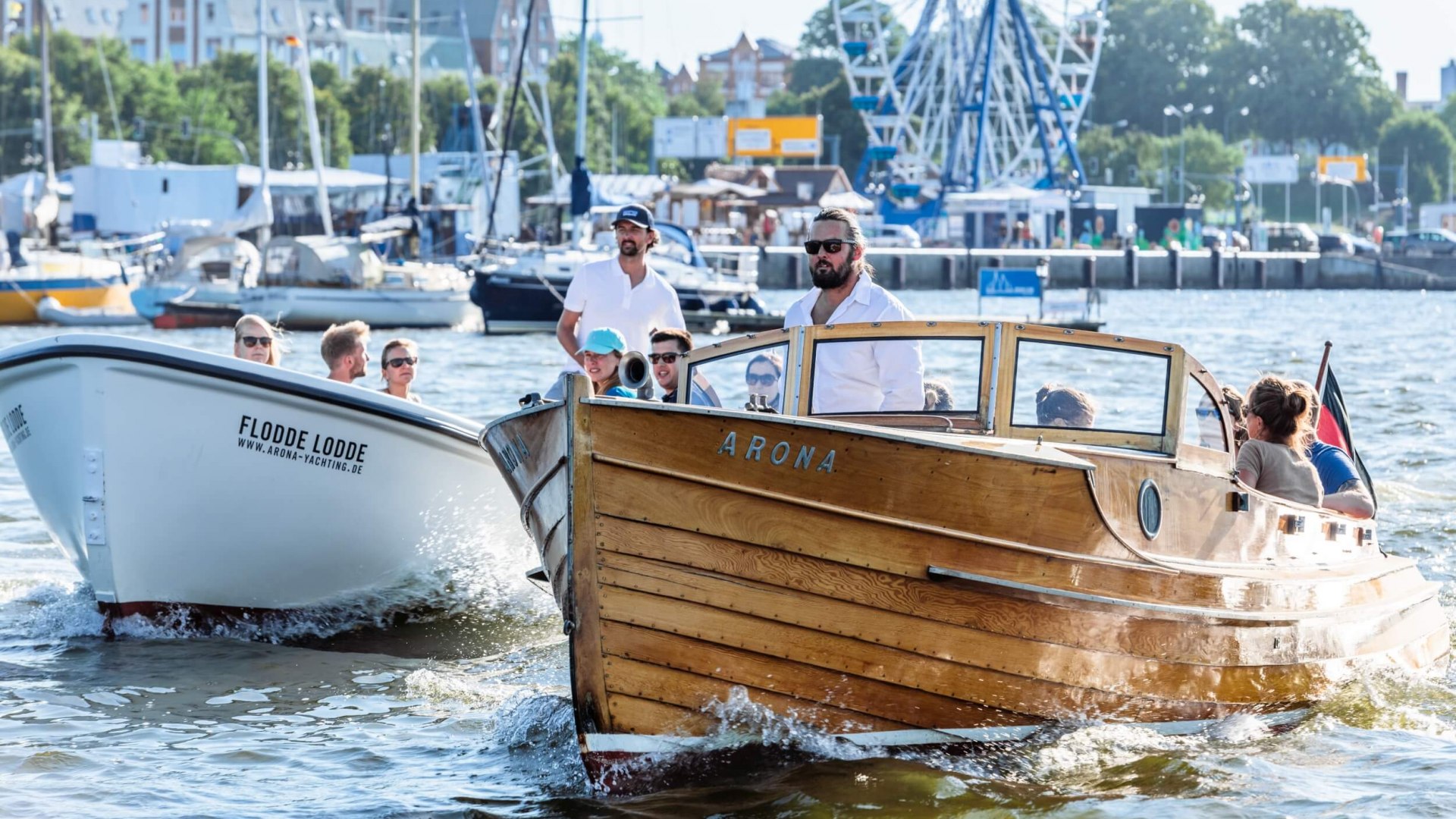 Glijd over de wateren van de Warnow in de goed onderhouden maritieme klassieke auto's van Arona Yachting en geniet van gin en tonics, © TMV/Tiemann Glijd over de wateren van de Warnow in de goed onderhouden maritieme klassieke auto's van Arona Yachting en geniet van gin en tonics, © TMV/Tiemann