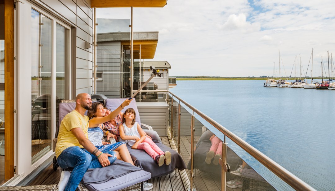 Najpierw selfie! Dzień zaczyna się na balkonie pływającego domu wakacyjnego w Baltic Sea Resort w Kröslin., © TMV/Tiemann