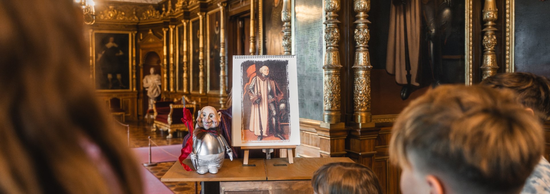 A puppet show tour with puppet and small painting in Schwerin Castle for children to see