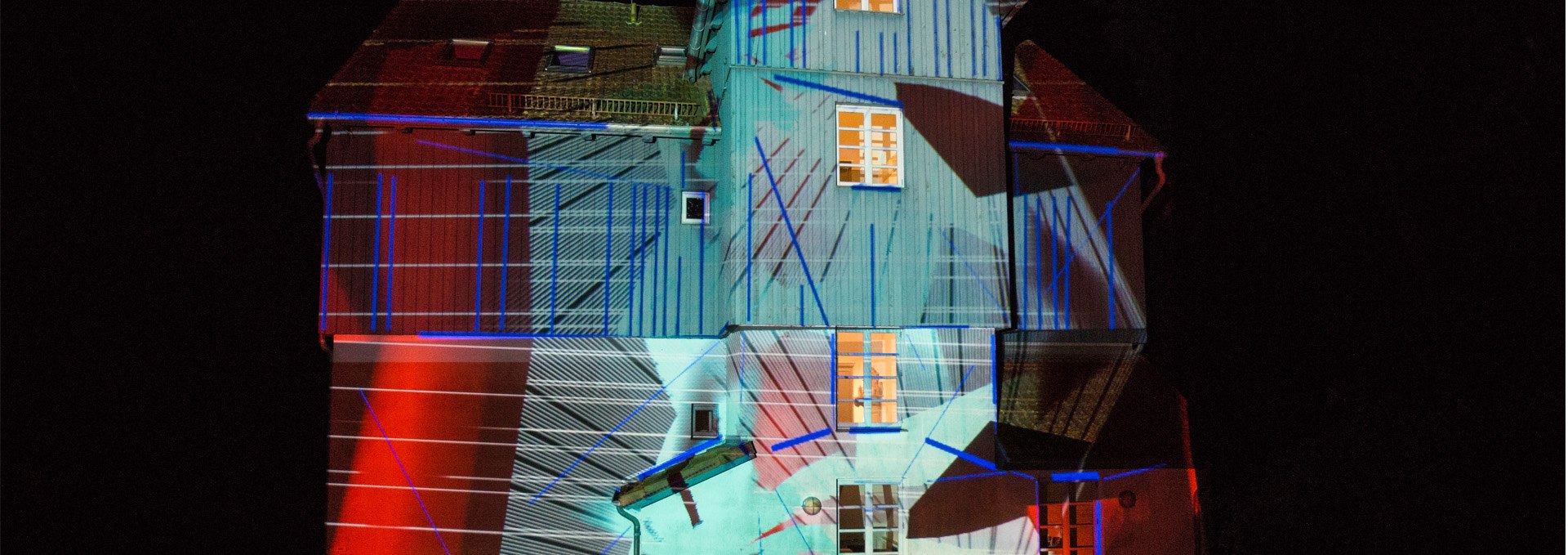 Künstlerhaus Lukas verpakt in een lichtprojectie van Phillip Geist, © Kurverwaltung Ahrenshoop · Foto voigt&kranz UG, Prerow