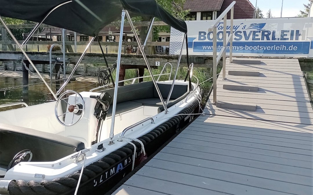 Motorboot I 15 pk (zonder vaarbewijs) I 5 zitplaatsen met comfortabele kussens I met zonwering I met zwemtrap, © Tommy´s Bootsverleih