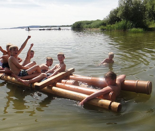 Vlotbouwen met meerproeven en zwemmen in het Kummerowermeer, © Kinder- und Jugendhotel Verchen
