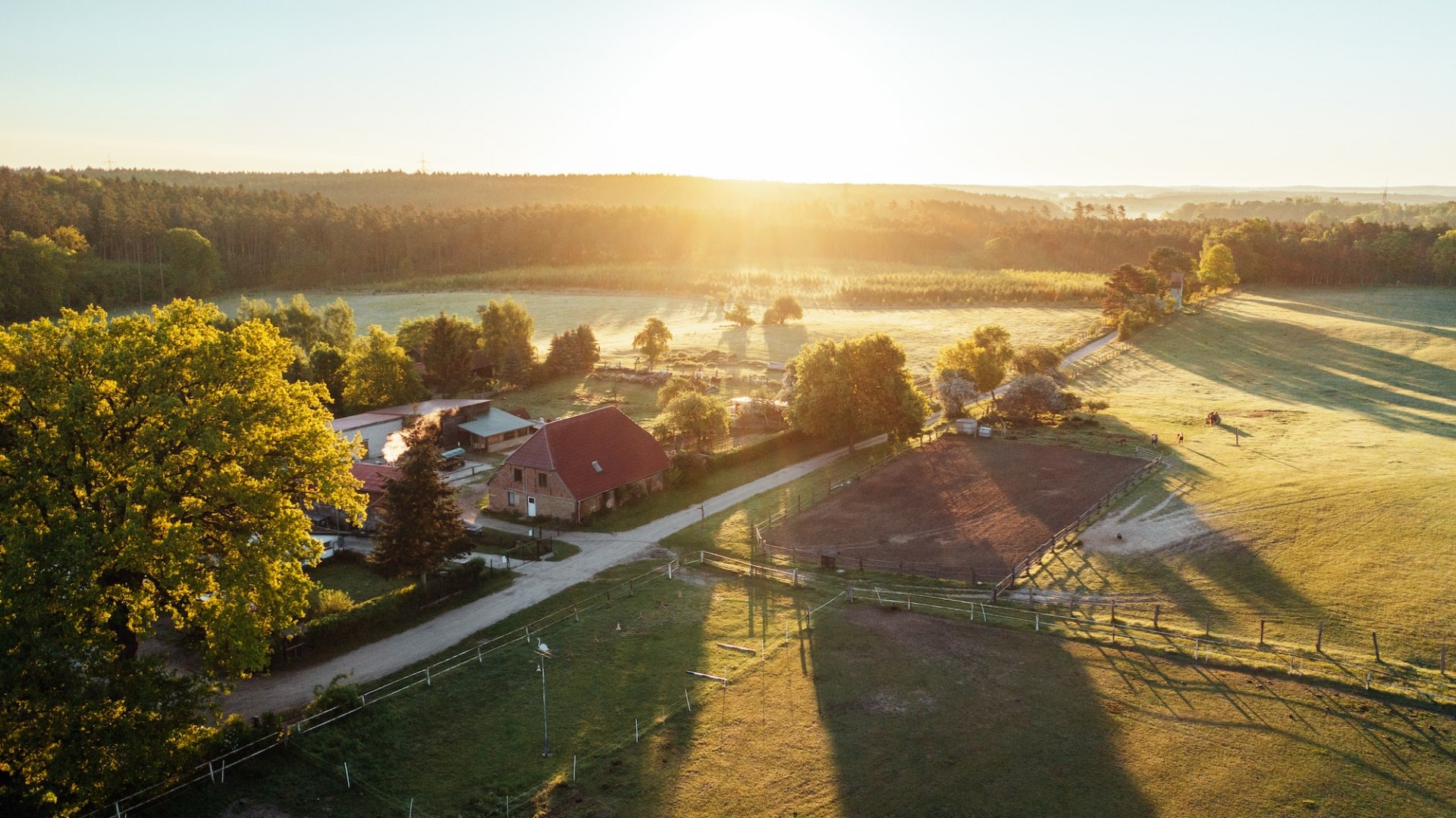 Nothing but nature: Waldhof Bruchmühle is located between meadows, forests and lakes., © TMV/Gänsicke The Waldhof Bruchmühle from the air at sunset. Farmhouse with outbuildings and paddock