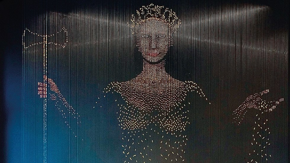 Gemaakt van meer dan 10.000 knopen draad: Demeter, de Griekse godin van graan en vruchtbaarheid, waakt over het geluk en welzijn van het MehlWelten Museum als filigraan kunstwerk van de Berlijnse kunstenares Kathinka Willinek., © Stern-Wywiol Gruppe GmbH & Co. KG