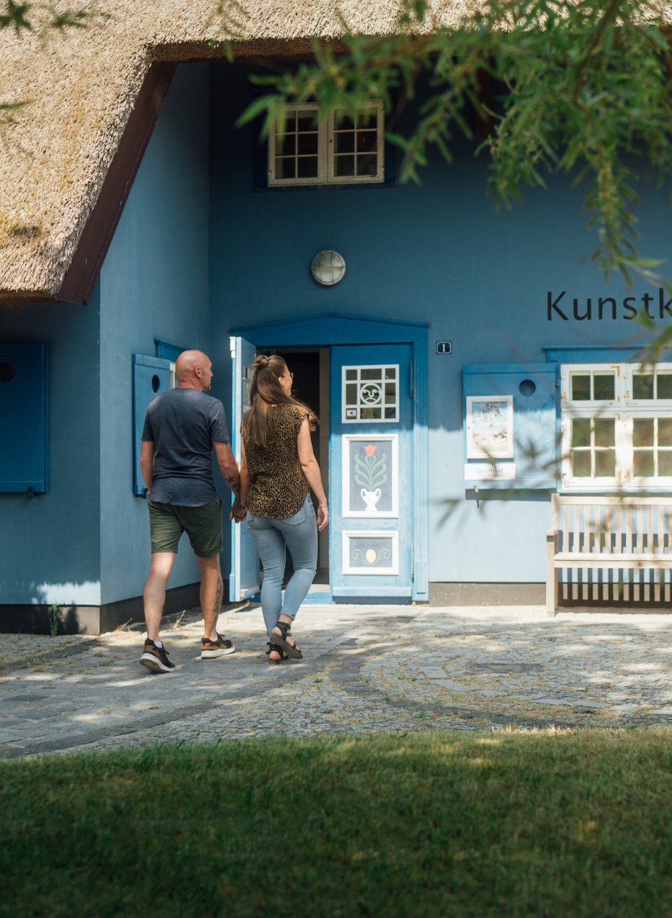 Evelin and Andreas visit the Kunstkaten gallery in the artists' colony of Ahrenshoop., © TMV/Petermann A couple visits the Kunstkaten - a gallery in Ahrenshoop.