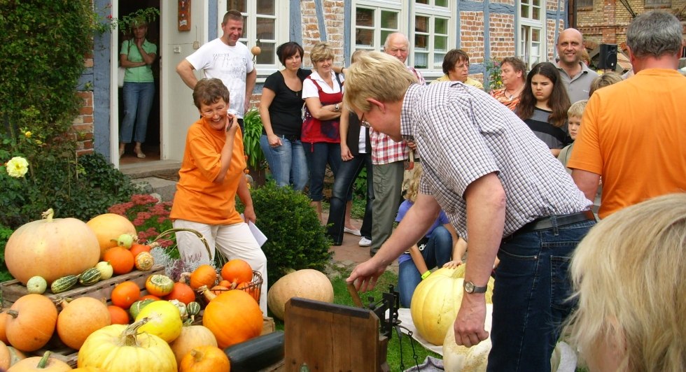 Pumpkin festival in Alt Guthendorf, including a competition "Who has the heaviest pumpkin?", © Martin Hagemann