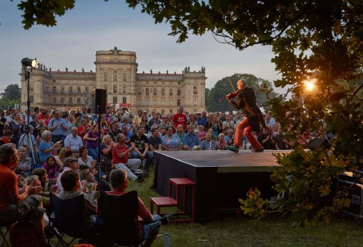 Co roku w sierpniu od 1995 roku barokowe ogrody pałacowe Ludwigslust znajdują się w centrum uwagi, gdy międzynarodowi artyści występują na ponad 20 scenach. Zabawiają i oczarowują publiczność kunsztem i akrobatyką, komedią i klaunadą, maskami i marionetkami, lalkarstwem i pantomimą., © TMV/Grundner