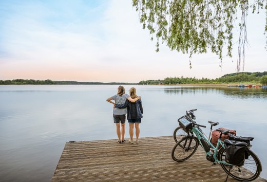 Jazda na rowerze wzdłuż długodystansowej ścieżki rowerowej Berlin-Kopenhaga nad Jeziorem Krakowskim