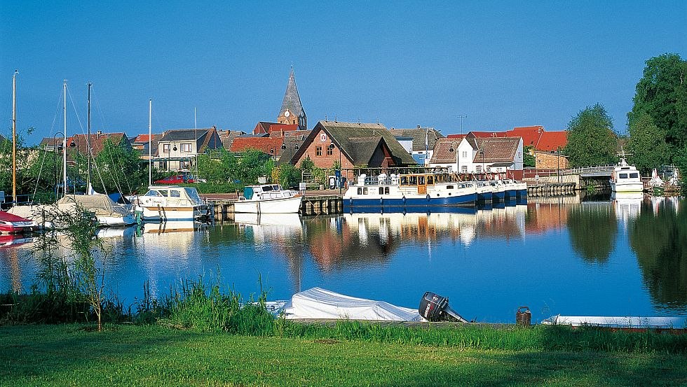 De kleine haven in Neukalen is zowel een rustplaats als een oase van rust voor vrijetijdskapiteins., © TMV/Böttcher