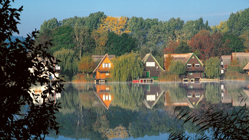 W idyllicznej lokalizacji: domy kryte strzechą nad jeziorem Teterow, © TMV/Grundner