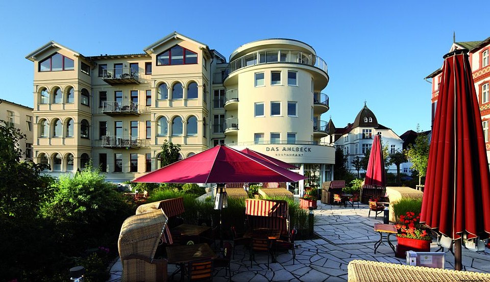 Direkt an der längsten Promenade Europas, gleich hinter Ostseedüne, liegt DAS AHLBECK HOTEL & SPA., © www.berge.at
