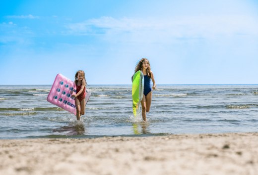 Rodzinne wakacje na wyspie Uznam. Tutejsze plaże są płytkie i piaszczyste. Idealne dla małych syrenek., © TMV/Tiemann