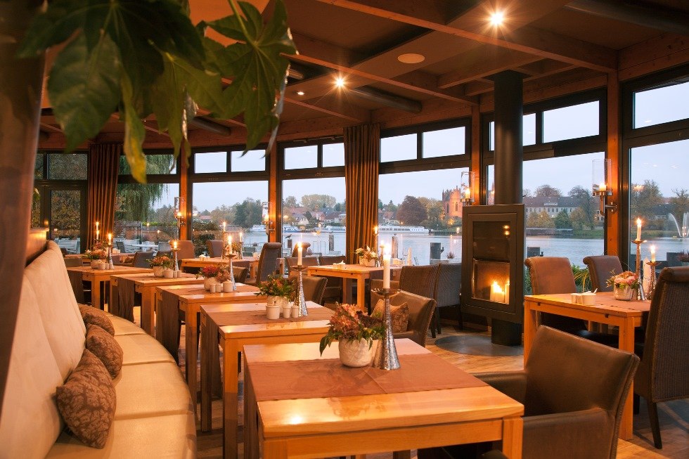 Sightseeing and sensory pleasures in the restaurant by the lake, © Angela Liebich, Leipzig