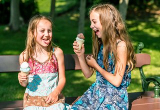 Children enjoy an ice cream on the Island of Usedom, © TMV/Tiemann