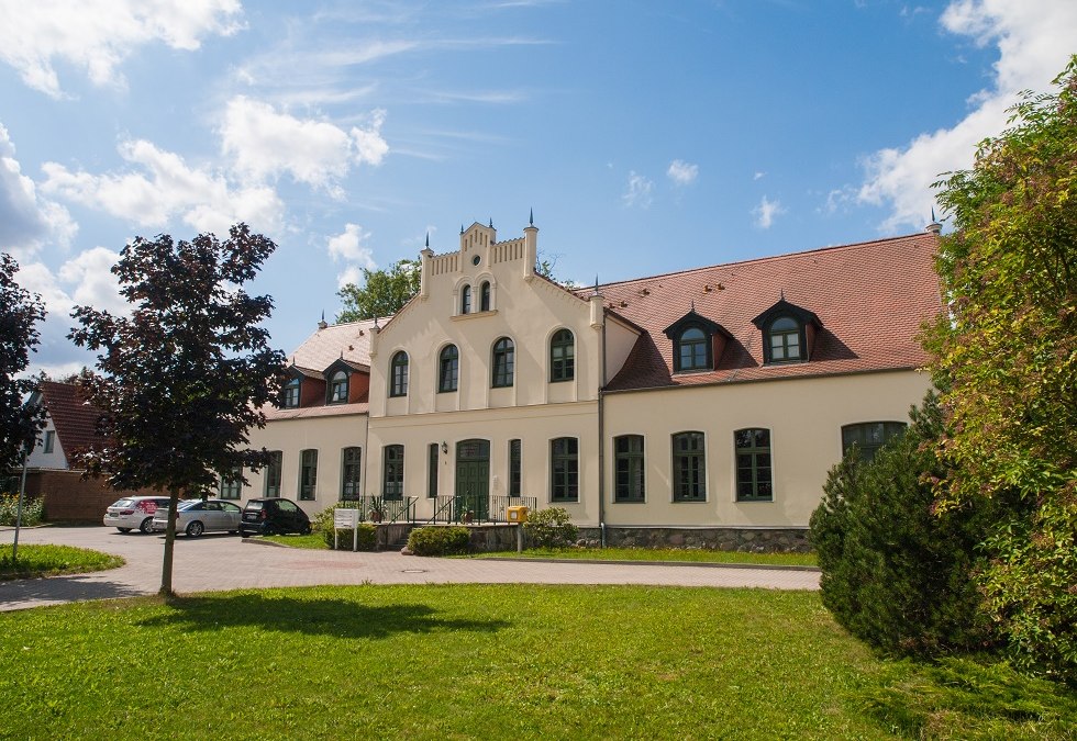 The manor house photographed from the side., © Frank Burger