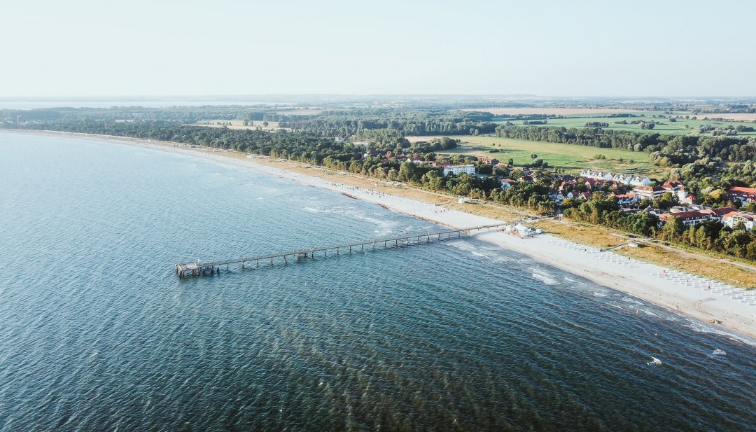 Fijne zandstranden die zich uitstrekken tot aan de horizon, het groenblauwe binnenland en de pier behoren tot de handelsmerken van de Baltische badplaats Boltenhagen., © TMV/Friedrich
