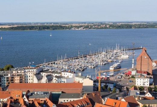 Beleef het prachtige uitzicht op de Hanzestad Stralsund met de webcam in Altefähr op Rügen., © Erik Hart