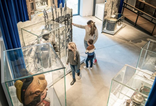 A family looks with interest at exhibits in the Wismar SCHABBELL Museum of City History. , © TMV/Tiemann
