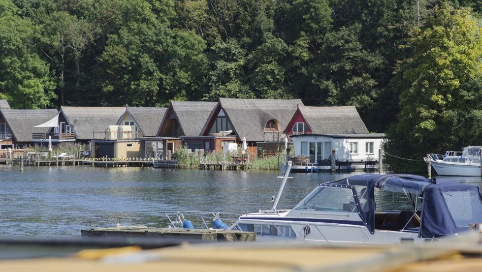 Thatched boathouses at the Schwerin lake, © TMV/Nikulski