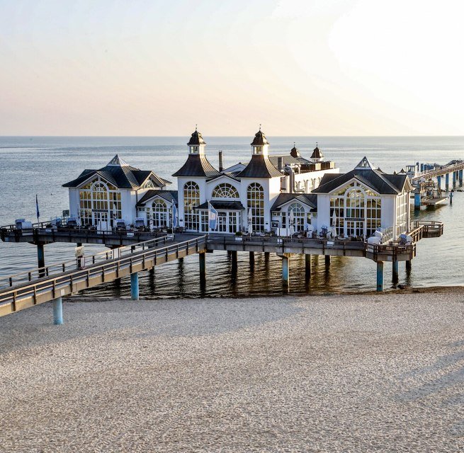 The pier in Sellin on the island of Rügen invites you to promenade in any weather., © TMV/Gohlke