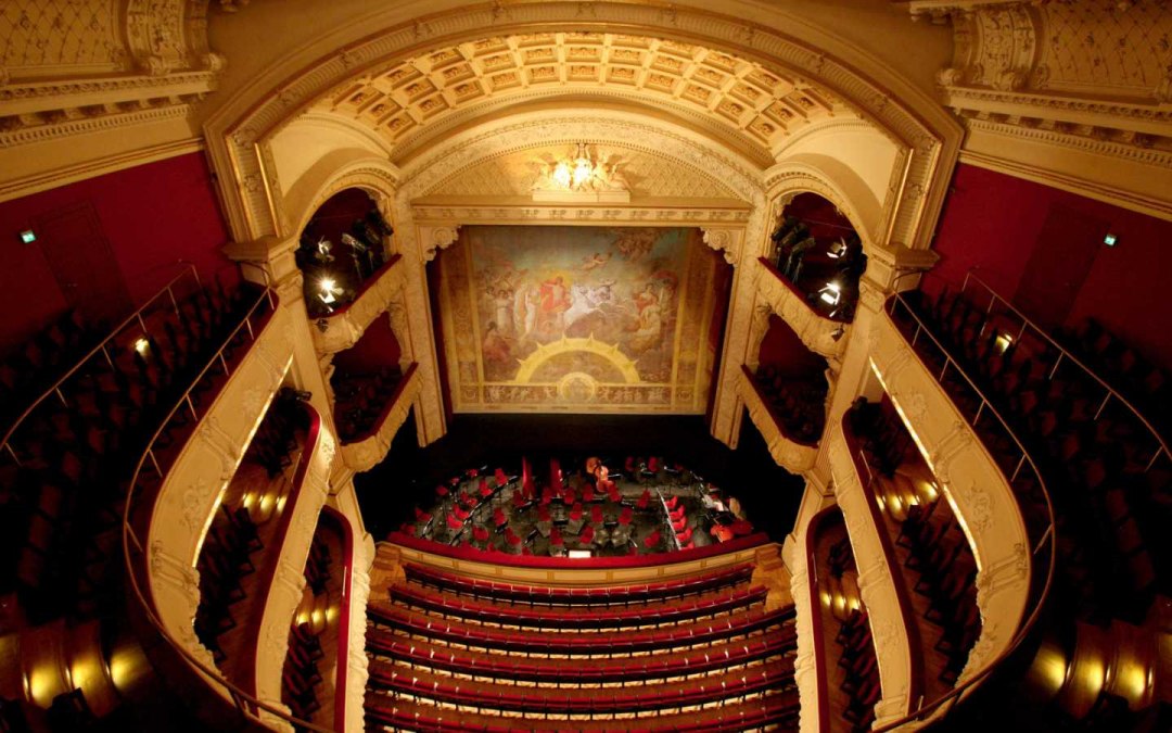 View from the upper tiers into the auditorium and onto the stage of the Großes Haus of the Mecklenburg State Theater in Schwerin., © Mecklenburgisches Staatstheater