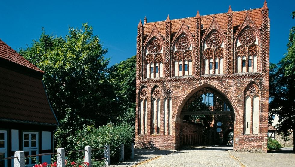 The four brick gates in Neubrandenburg, Mecklenburg, and the 2,300-meter-long city wall are considered architectural monuments of European rank. The Stargard Gate with its filigree ornamental elements probably offers the most beautiful welcome., © TMV/Werk3