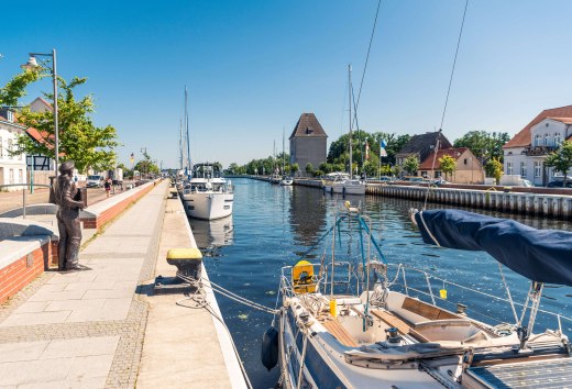 The Ueckermünde city harbor is home not only to the historic cog, but also to the barrier-free designed wheelchair sailer., © TMV/Süß