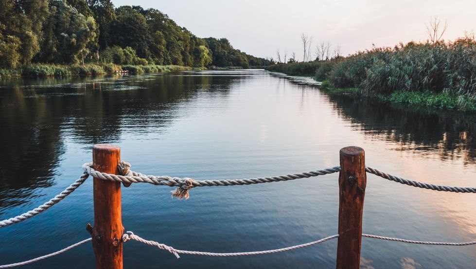 Geniet van de rust van de natuur op de reling van het vlot, © TMV/WorldonaBudget
