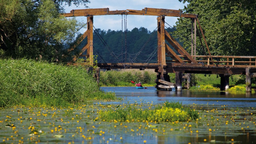 the old wooden bascule bridge in Nehringen over the Trebel river connects Mecklenburg and Vorpommern with each other, © TVV/Grundner
