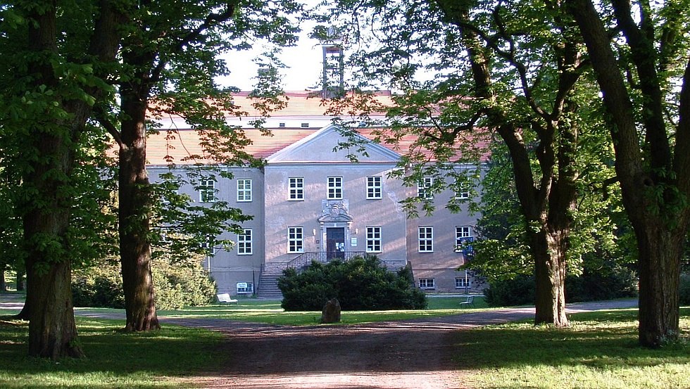 Aleja kasztanowa do barokowego pałacu Griebenów z portalem i dziedzińcem honorowym, © Barockschloß zu Griebenow e.V.