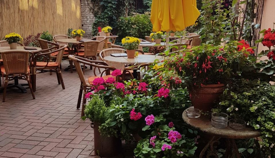 The idyllic courtyard garden at Café Küpper., © Güstrow-Information