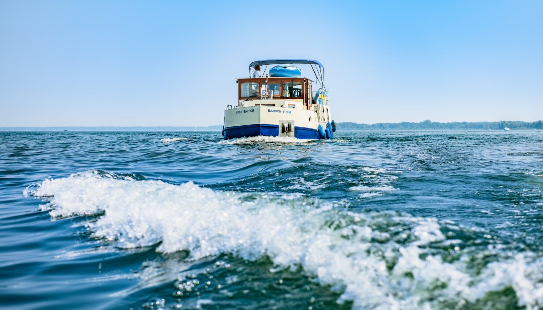 Dagen en weken doorbrengen in het merengebied van Duitsland - de Grand Tour is een route van 570 kilometer vol contrasten. Tijdens de tocht varen recreatieve schippers per woonboot door twee deelstaten en drie hoofdsteden. Voor het grootste deel van de tocht heb je geen vaarbewijs nodig en je kunt het beste met de klok mee varen., © TMV/Gänsicke