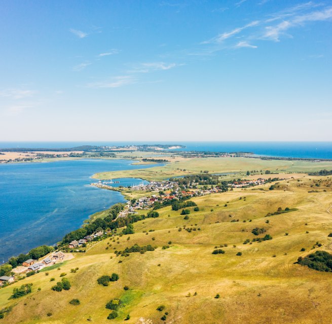 De Zicker bergen op het schiereiland Mönchgut bieden een adembenemend uitzicht op het weidse landschap en het glinsterende water van de Oostzee - een paradijs voor natuurliefhebbers en rustzoekers., © TMV/Friedrich