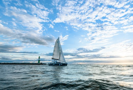 Zeiltocht bij zonsondergang op de Warnow in Warnemünde, © TMV/Werk3