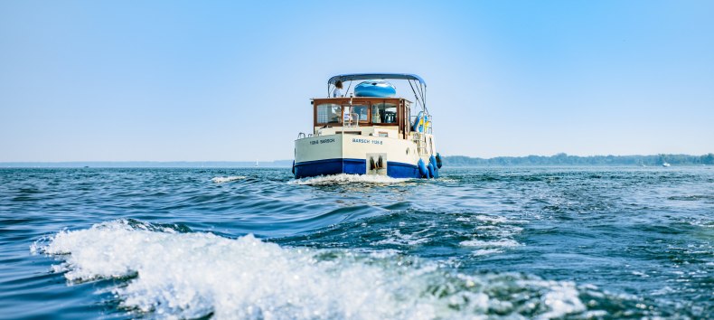 On the move for days and weeks in Germany's lakeland - the Great Round Trip is a route full of contrasts, covering 570 kilometers. On the tour, recreational skippers roam through two German states and three capital cities by houseboat. For the most part, the tour does not require a boating license and is best navigated in a clockwise direction., © TMV/Gänsicke