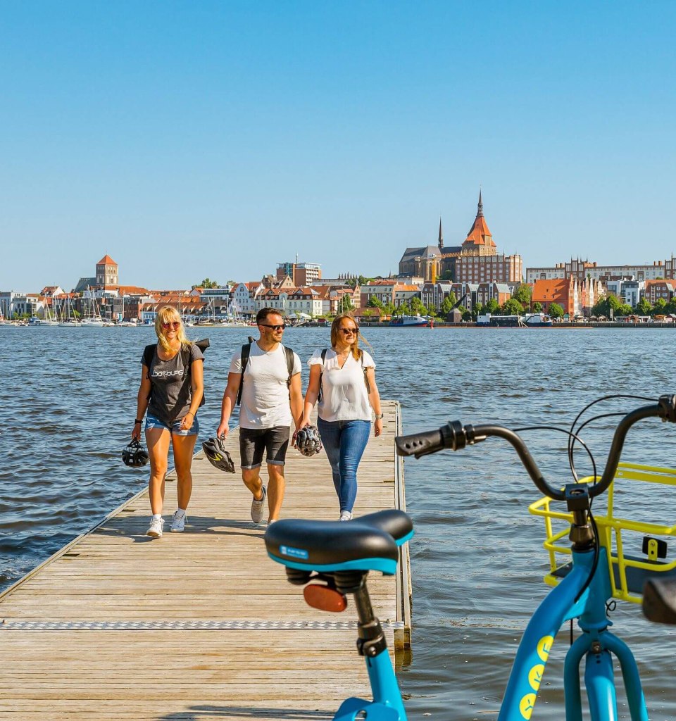 Vom Gehlsdorfer Ufer den Blick auf den Rostocker Stadthafen genießen, © TMV/Tiemann