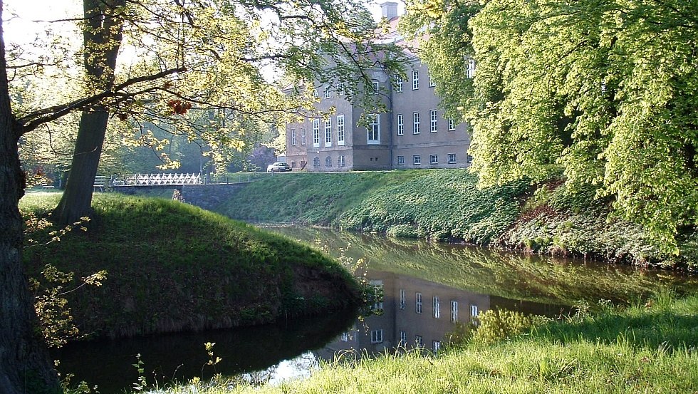 Widok na zamek i most prowadzący na wyspę zamkową od strony parku, © Barockschloß zu Griebenow e.V.