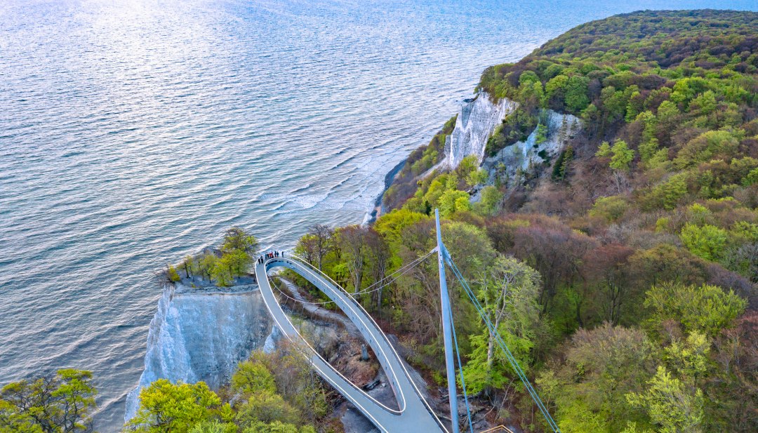 De Skywalk in het Nationaal Parkcentrum Königsstuhl met uitzicht over de krijtrotsen en de Oostzee op het eiland Rügen.