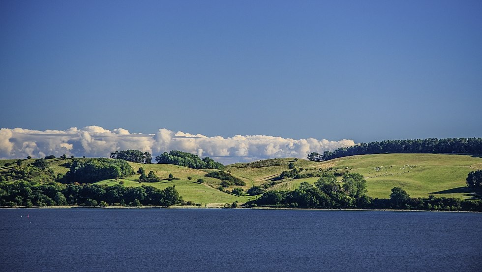 The landscape of the peninsula Mönchgut on Rügen impresses with its rolling hills, © TZR/C. Thiele