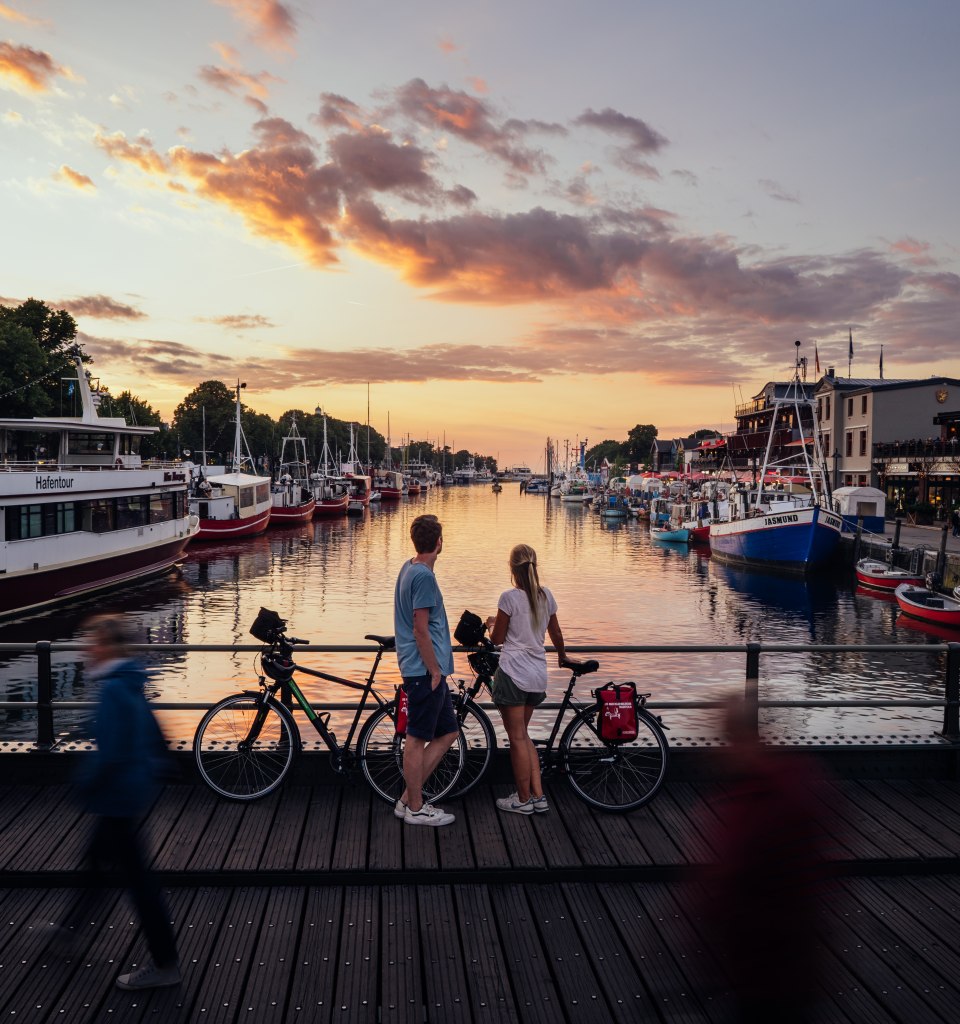 A popular destination for active vacationers is the pier in Boltenhagen, A popular stopover is the bridge at the Alter Strom in Warnemünde, where you can admire the sunset., © TMV/Gänsicke 