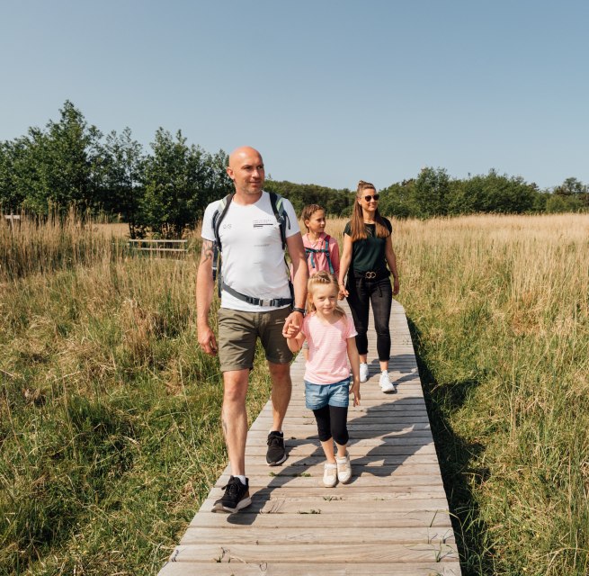 In het Nationaal Park Vorpommersche Boddenlandschaft gaat het gezin op een spannende ontdekkingstocht midden in de ongerepte natuur.