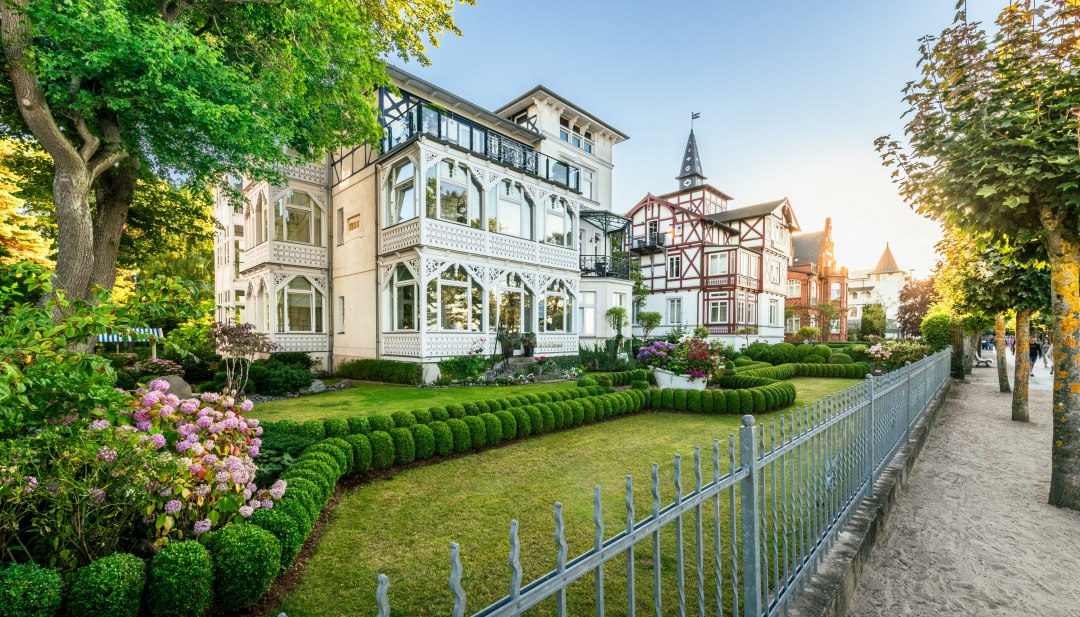 Direct aan de strandpromenade van de Baltische badplaats Binz vind je villa's in de stijl van de kuurarchitectuur om je over te verbazen., © TMV/Tiemann Direct aan de strandpromenade van de Baltische badplaats Binz vind je villa's in de stijl van de kuurarchitectuur om je over te verbazen., © TMV/Tiemann