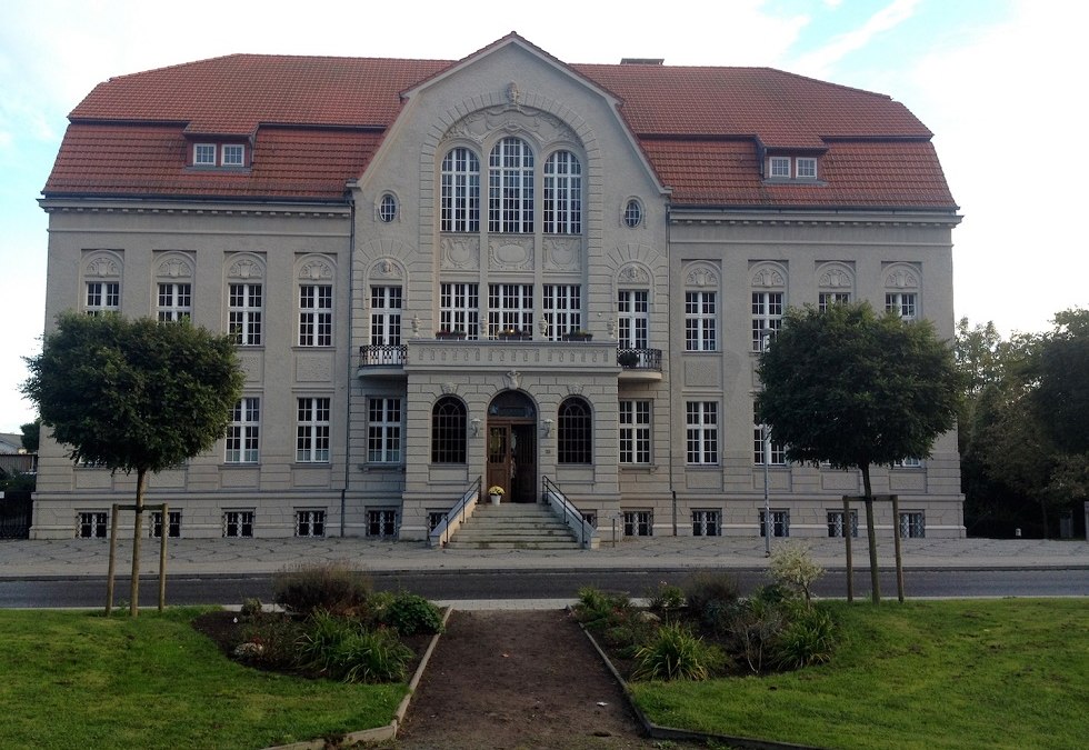Widok ratusza w Sassnitz z zewnątrz, © Tourismuszentrale Rügen